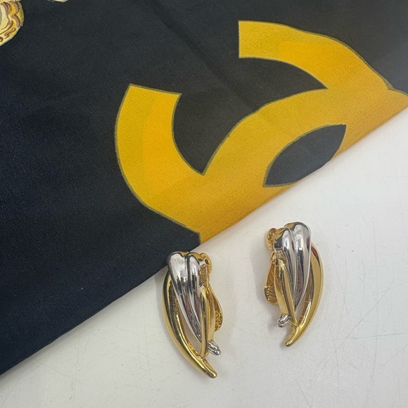 Vintage MONET two toned earrings - clip ons - Picture 3 of 5